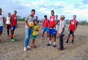 Foram mais de 30 bolas em um ano, doação com recursos próprios.