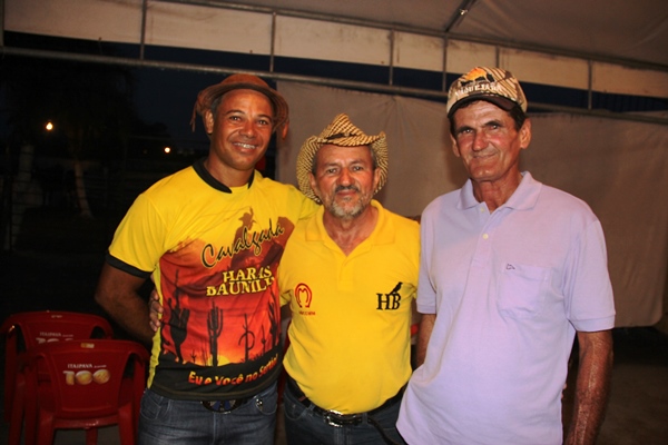 Teve mais um Adailton importante para o sucesso da cavalgada, Adailton Aboiador, ele que ao lado de Aurinho de Juíca (E) contribuiu para organização.