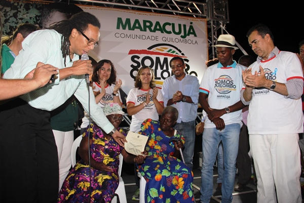Fábio ao lado do prefeito, fez a entrega do certificado a duas moradoras com mais de 90 anos.