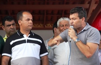 Celinho quer presidir pela primeira vez, enquanto Juninho (ao microfone) quer bis.