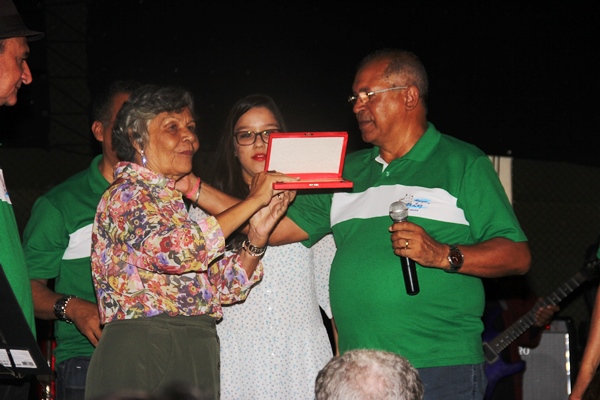 Lucília feliz pela homenagem