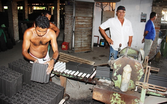 Deraldo apresentou ao Calila toda cadeia produtiva até chegar o bloco para construções.