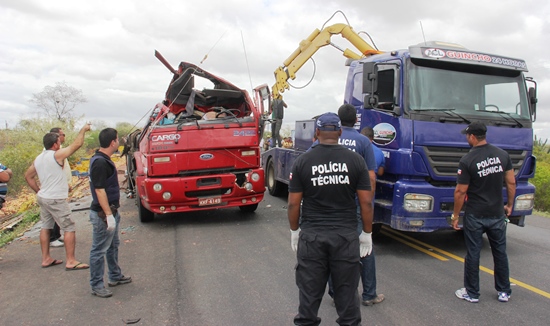 Guincho desvirou o caminhão para retirar o corpo.