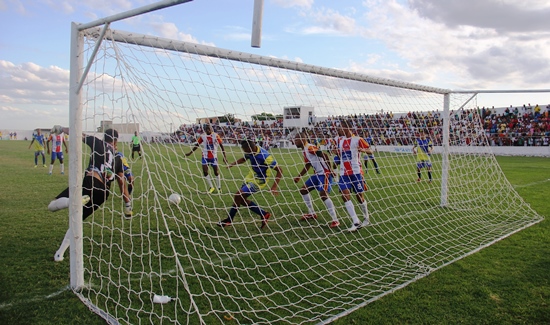Vários lances a bola chegou perto, mas não balançou a rede de Cachoeira.