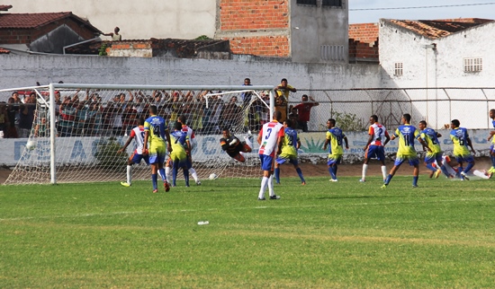 O zagueiro subiu sozinho para jogar no fundo da rede de Lucinho.