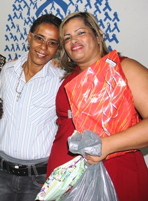 Casal recebeu presentes dos convidados.