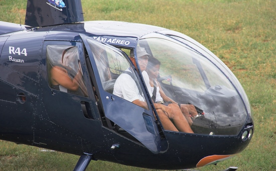 Lotação máxima quatro pessoas com o piloto.