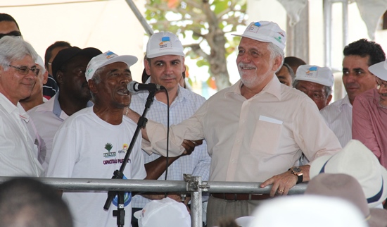 "Água mole em pedra dura....". O agricultor citou pelo menos quatro eventos em que Wagner esteve e ele pedia pra falar e não conseguia. Ele queria agradecer em público o que o governador, Lula e Dilma fez para melhorar a vida do povo, Foi quem mais demorou no microfone.