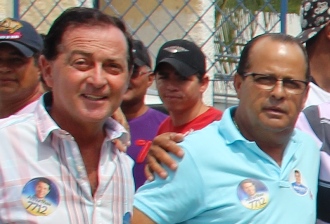 Eduardo ao lado de Regi quando reuniu grupo para apresentar Artur Maia.