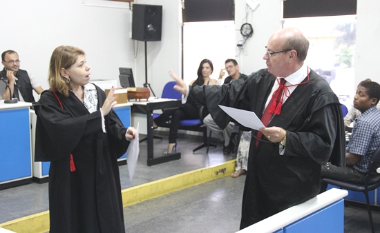 Enquanto a promotora tentava convencer os jurados a votar a favor da condenação o advogado levantou-se para tentar justificar algo, mas o promotora pediu que o mesmo a deixasse concluir sua parte.