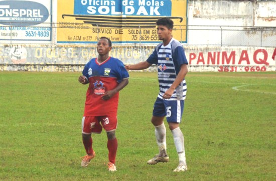 Numa tarde inspirada Robinho fez os dois gols da vitória.