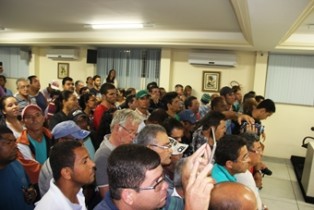 Plenário com muita gente nervosa.