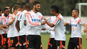 uol esp Wallace ao lado de Leo Moura: o lateral chegou a marca de 500 jogos pelo Flamengo.