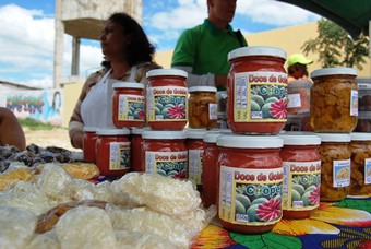 Doce de goiaba em grande quantidade na feira.
