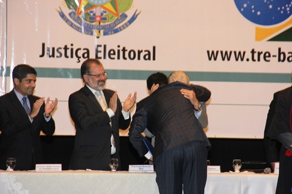 Abraço demorado ganhou aplauso inclusive de ACM Neto