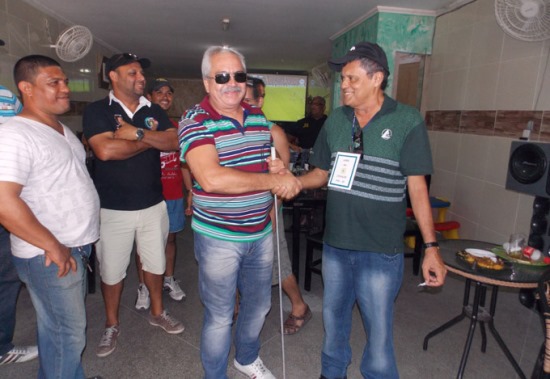 Presidente da LABRE Etevaldo Pereira, parabenizando o ganhador do prêmio.