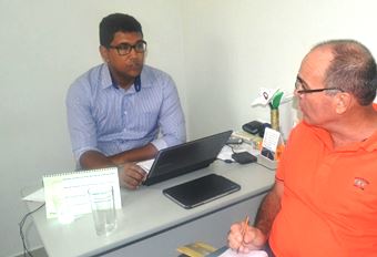 Hélio sendo entrevistado por Valdemí de Assis