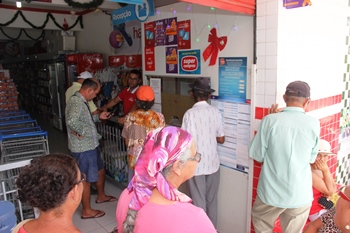 Movimento diário no supermercado.
