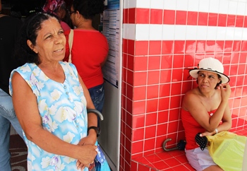 Filha observa ao lado a angustia da mãe, mas não pode falar.