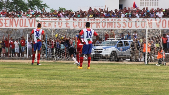 Jogadores de Cachoeira desiludidos antes de a bola passar por sobre o travessão.