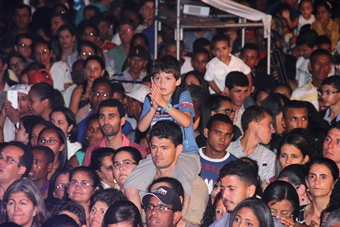 Publico não perdeu a oportunidade de ficar pertinho do palco para ver e ouvir as grandes canções.