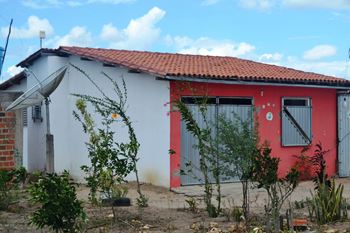 Essa casa o dono reforçou com portão e janela de aço.