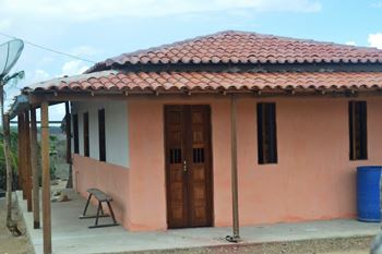 Seteiras no lugar de janelas nessa residência.