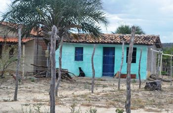 O que se observa na foto é uma casa antiga vulnerável e a construção de uma nova com estrutura mais segura.