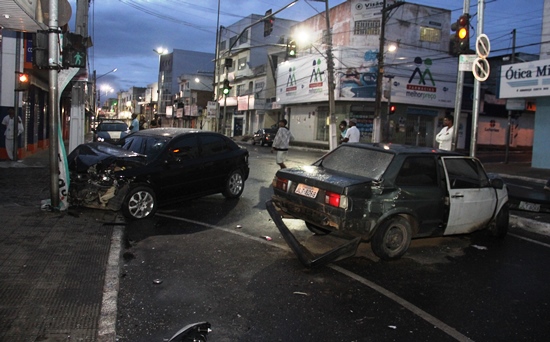 O Astra sofreu maior dano material e comprometeu totalmente a parte do motor.