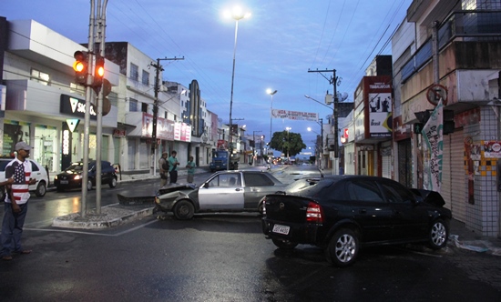 Depois de atingir o Voyage, o Astra parou em um poste.