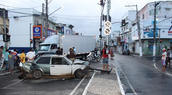 Placas indicam proibido dobrar a esquerda e retornar, mas o motorista do Voyage ignorou.