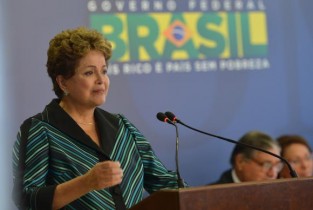 No início do mês, o ministro da Educação, Renato Janine Ribeiro, disse que não há dinheiro para a assinatura de novos contratos este semestre.