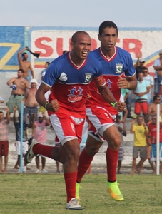 Edmundo comemora o primeiro gol luzense