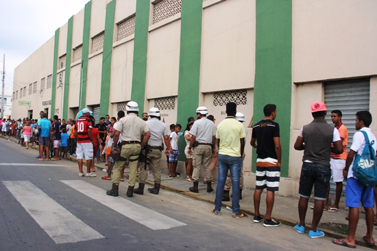 Compra de ingressos no Estádio Adauto Morais - foto- Raimundo Mascarenhas