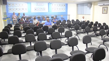 Faltou quorum até por parte do público