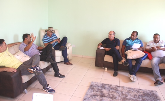Ex-prefeito Ari de Almerindo presente na reunião, disse que o teto não desabou, alguém destruiu para impedir a eleição.