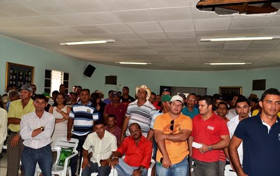 Público marcou presença e mesmo com o teto danificado entrou para acompanhar a eleição.