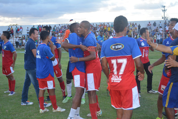 Jogadores comemoram classificação e já pensam numa maior comemoração no dia 21.