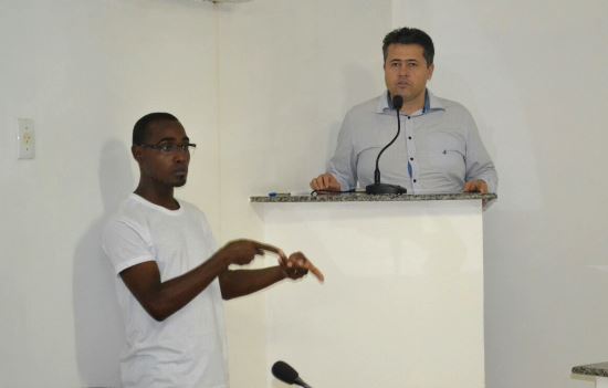 Alex da Piatã esteve numa sessão agradecendo os votos recebidos, mas o vereador surdo só soube o que ele disse graças ao intérprete