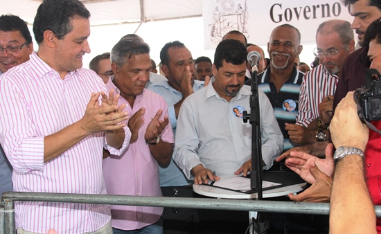 Câmera acompanha assinatura de novos convênios pelo prefeito Roque
