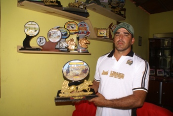 Natal que também é corredor exibe troféu conquistado.