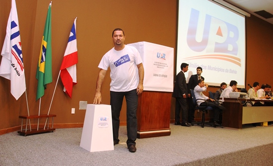 Prefeito de Serrinha Osni Cardoso é do PT, mas na eleição da UPB votou contra, pois segundo ele, Ricardo não deveria sair candidato, pois foi uma decisão do partido em não lançar candidato.