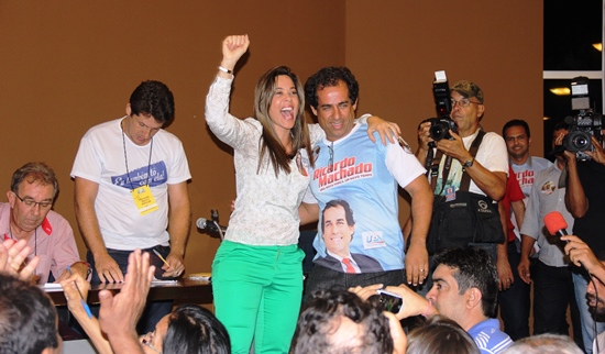 Quitéria comemora abraçada ao candidato derrotado.