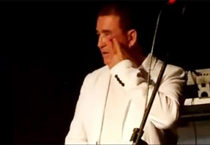 Cantor mostra ao público o local do ferimento.