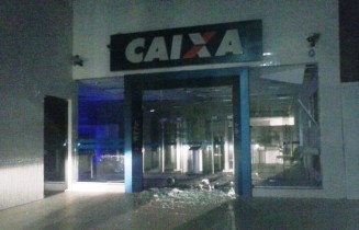Alex da agência bancária o bando atacou uma Joalheria.