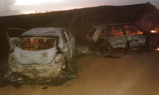 Na fuga a quadrilha queimou dois carros usados no assalto.