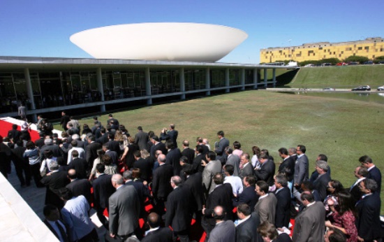 A situação é unânime de reclamação, a falta de repasse de valores significativos por parte do Governo Federal e cortes de verbas. Muitas marchas para Brasilia, mas os recursos não chegam.