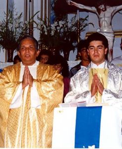 Padre Antônio ao lado do saudoso Pe. Reis. Foto: arquivo pessoal.