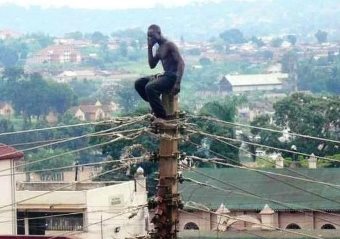 População busca sinal de torre de outros municípios. Foto ilustrativa.