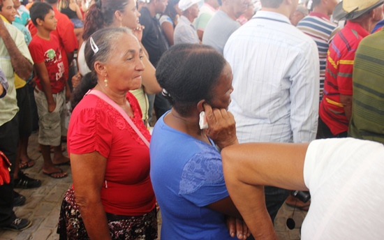 Essa dona de casa enfiou o indicador no ouvido para minimizar o barulho